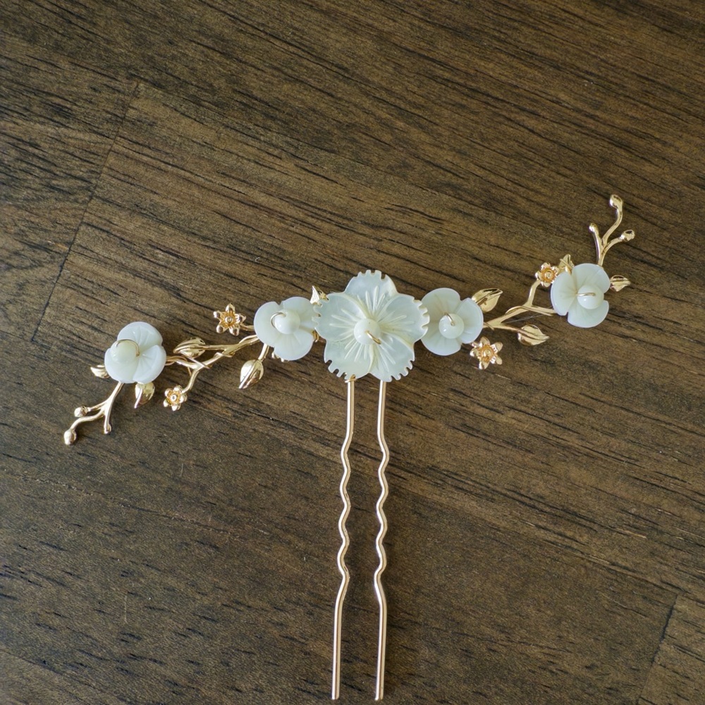 Gold and White Floral Pearl Hairpin